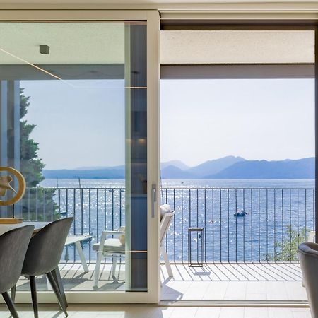 Salvatorehomes - Luxurious Dreamview Waterfront Apartment In Torri Del Benaco With Pool - Casa Azura - A 5 Star Luxury Collection At Lake Garda Ngoại thất bức ảnh