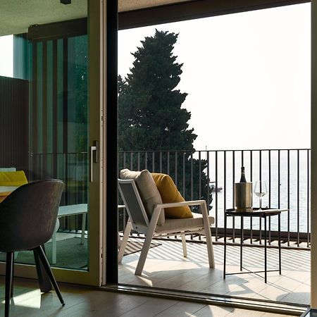 Salvatorehomes - Luxurious Dreamview Waterfront Apartment In Torri Del Benaco With Pool - Casa Azura - A 5 Star Luxury Collection At Lake Garda Ngoại thất bức ảnh