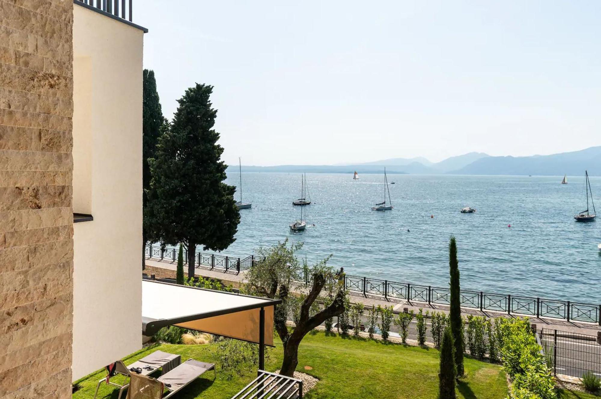 Salvatorehomes - Luxurious Dreamview Waterfront Apartment In Torri Del Benaco With Pool - Casa Azura - A 5 Star Luxury Collection At Lake Garda Ngoại thất bức ảnh