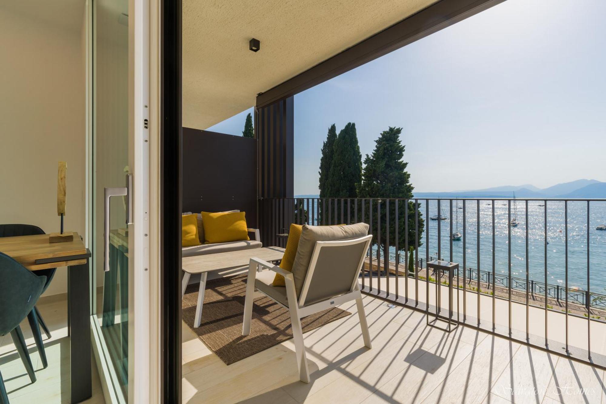 Salvatorehomes - Luxurious Dreamview Waterfront Apartment In Torri Del Benaco With Pool - Casa Azura - A 5 Star Luxury Collection At Lake Garda Ngoại thất bức ảnh