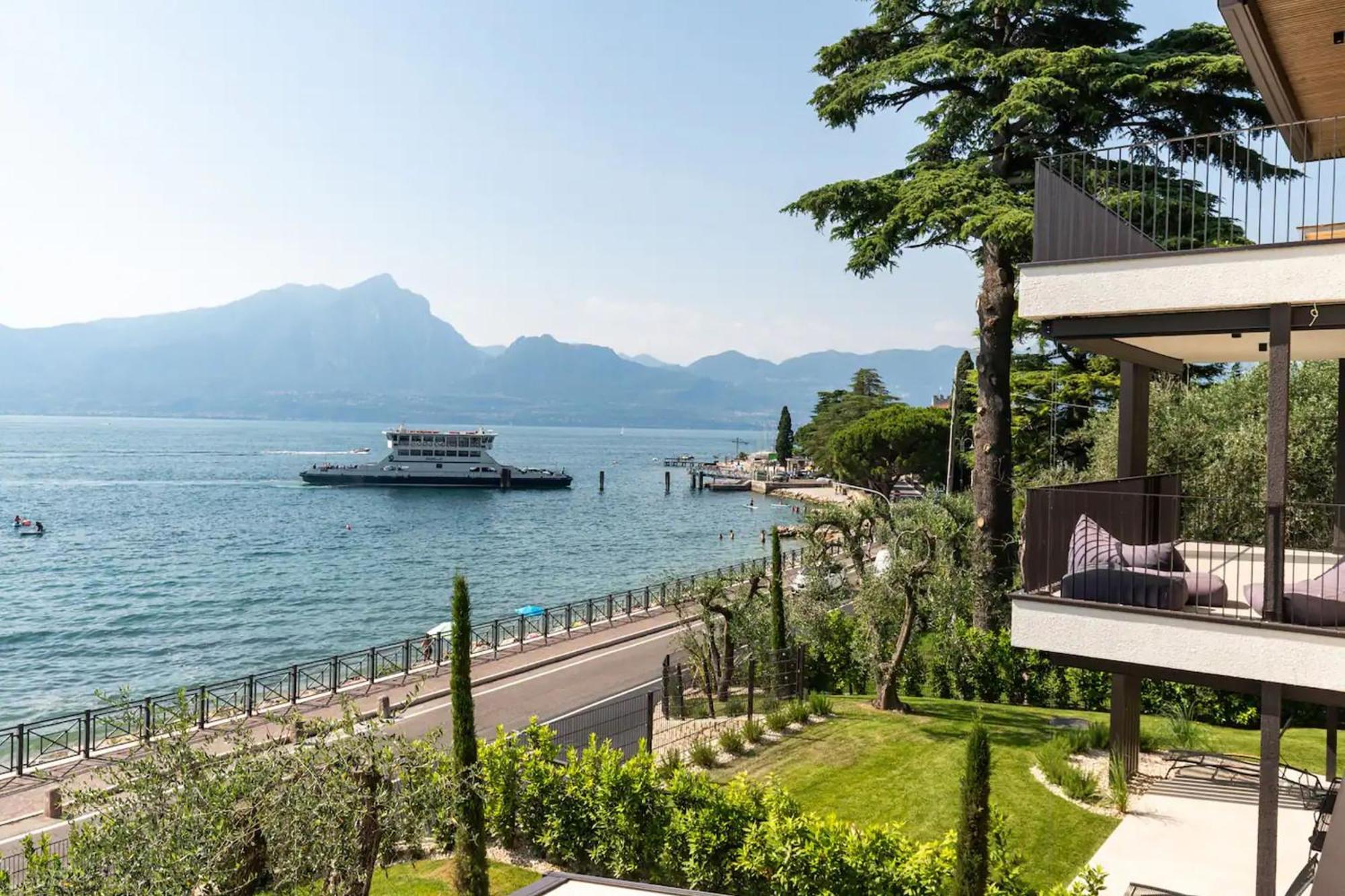 Salvatorehomes - Luxurious Dreamview Waterfront Apartment In Torri Del Benaco With Pool - Casa Azura - A 5 Star Luxury Collection At Lake Garda Ngoại thất bức ảnh