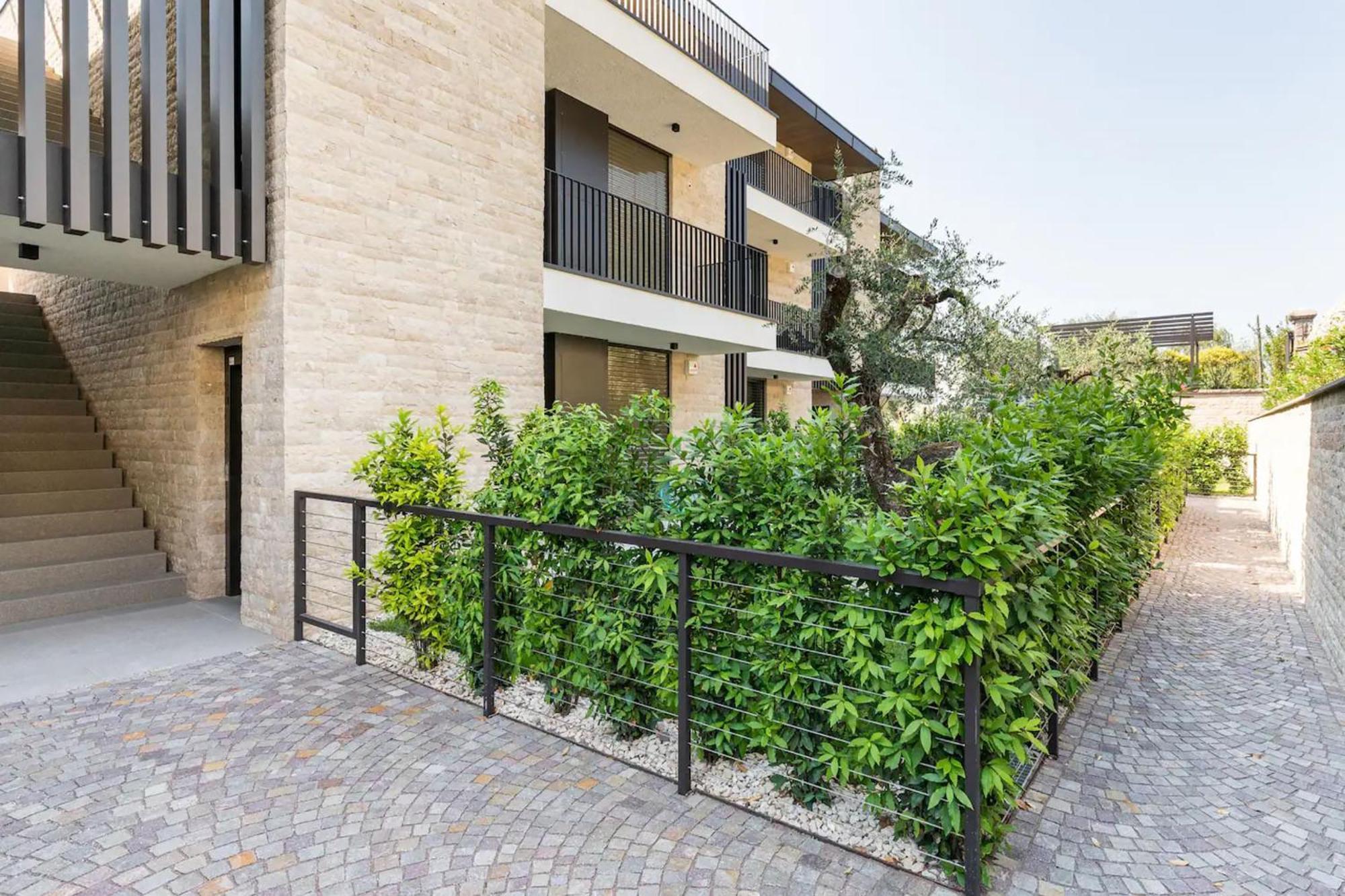 Salvatorehomes - Luxurious Dreamview Waterfront Apartment In Torri Del Benaco With Pool - Casa Azura - A 5 Star Luxury Collection At Lake Garda Ngoại thất bức ảnh