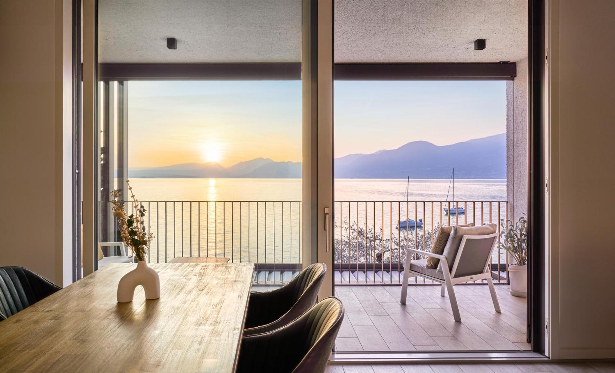 Salvatorehomes - Luxurious Dreamview Waterfront Apartment In Torri Del Benaco With Pool - Casa Azura - A 5 Star Luxury Collection At Lake Garda Ngoại thất bức ảnh