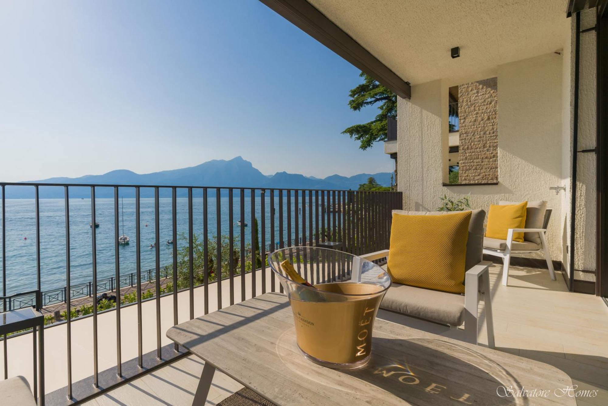 Salvatorehomes - Luxurious Dreamview Waterfront Apartment In Torri Del Benaco With Pool - Casa Azura - A 5 Star Luxury Collection At Lake Garda Ngoại thất bức ảnh