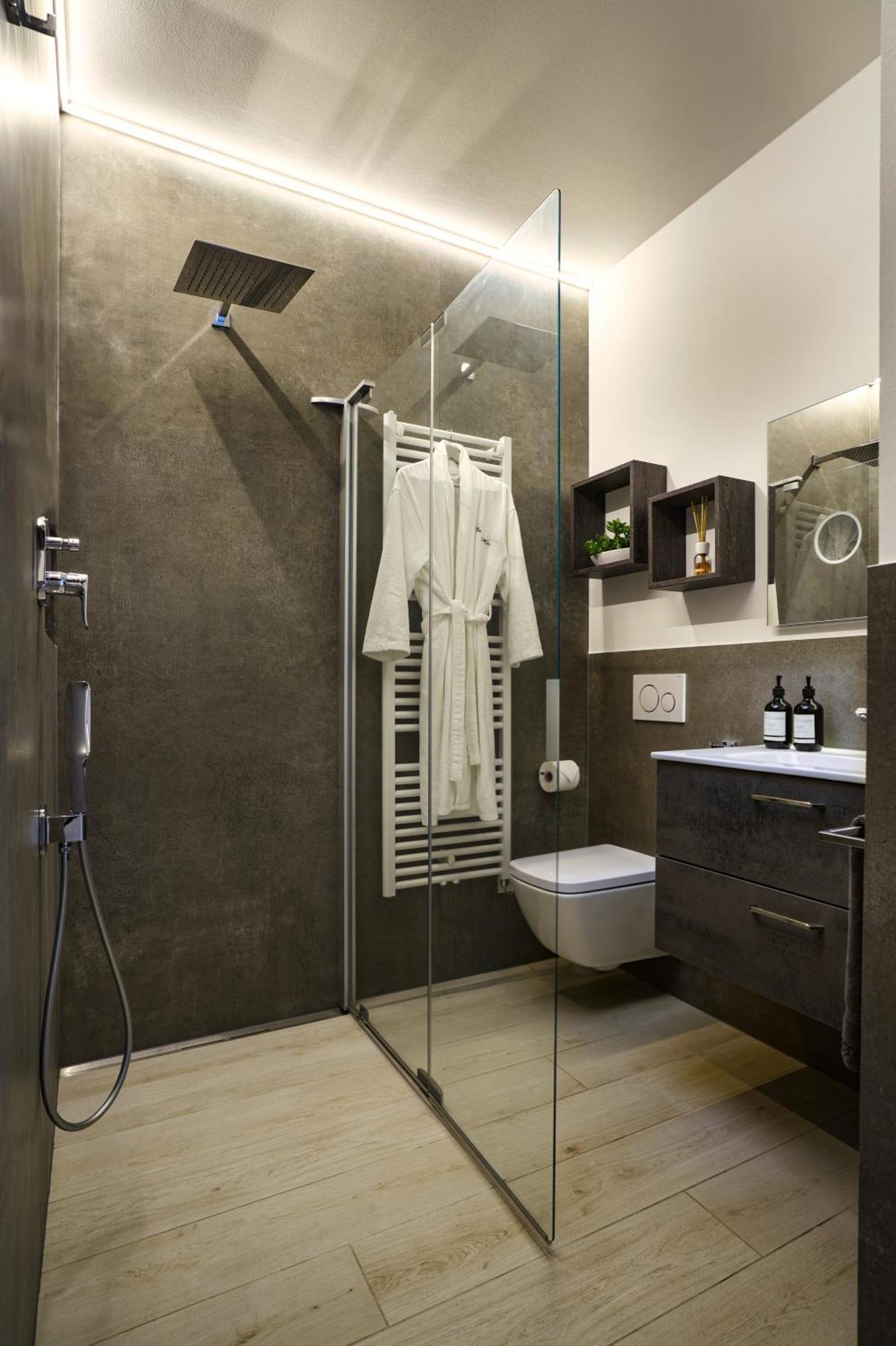 Salvatorehomes - Luxurious Dreamview Waterfront Apartment In Torri Del Benaco With Pool - Casa Azura - A 5 Star Luxury Collection At Lake Garda Ngoại thất bức ảnh