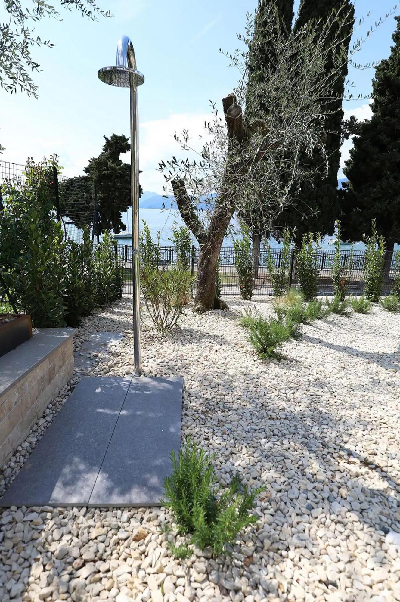 Salvatorehomes - Luxurious Dreamview Waterfront Apartment In Torri Del Benaco With Pool - Casa Azura - A 5 Star Luxury Collection At Lake Garda Ngoại thất bức ảnh