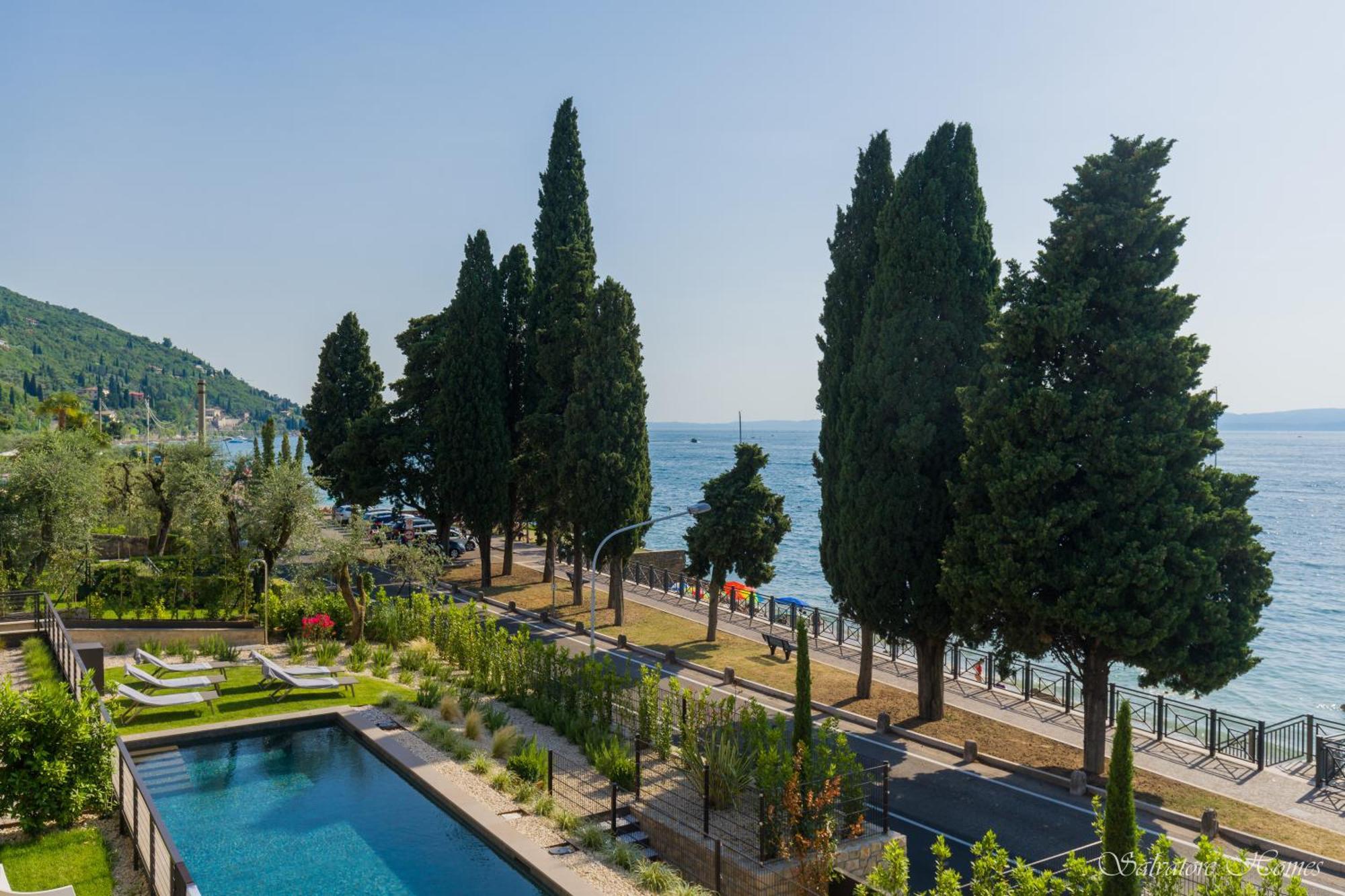 Salvatorehomes - Luxurious Dreamview Waterfront Apartment In Torri Del Benaco With Pool - Casa Azura - A 5 Star Luxury Collection At Lake Garda Ngoại thất bức ảnh