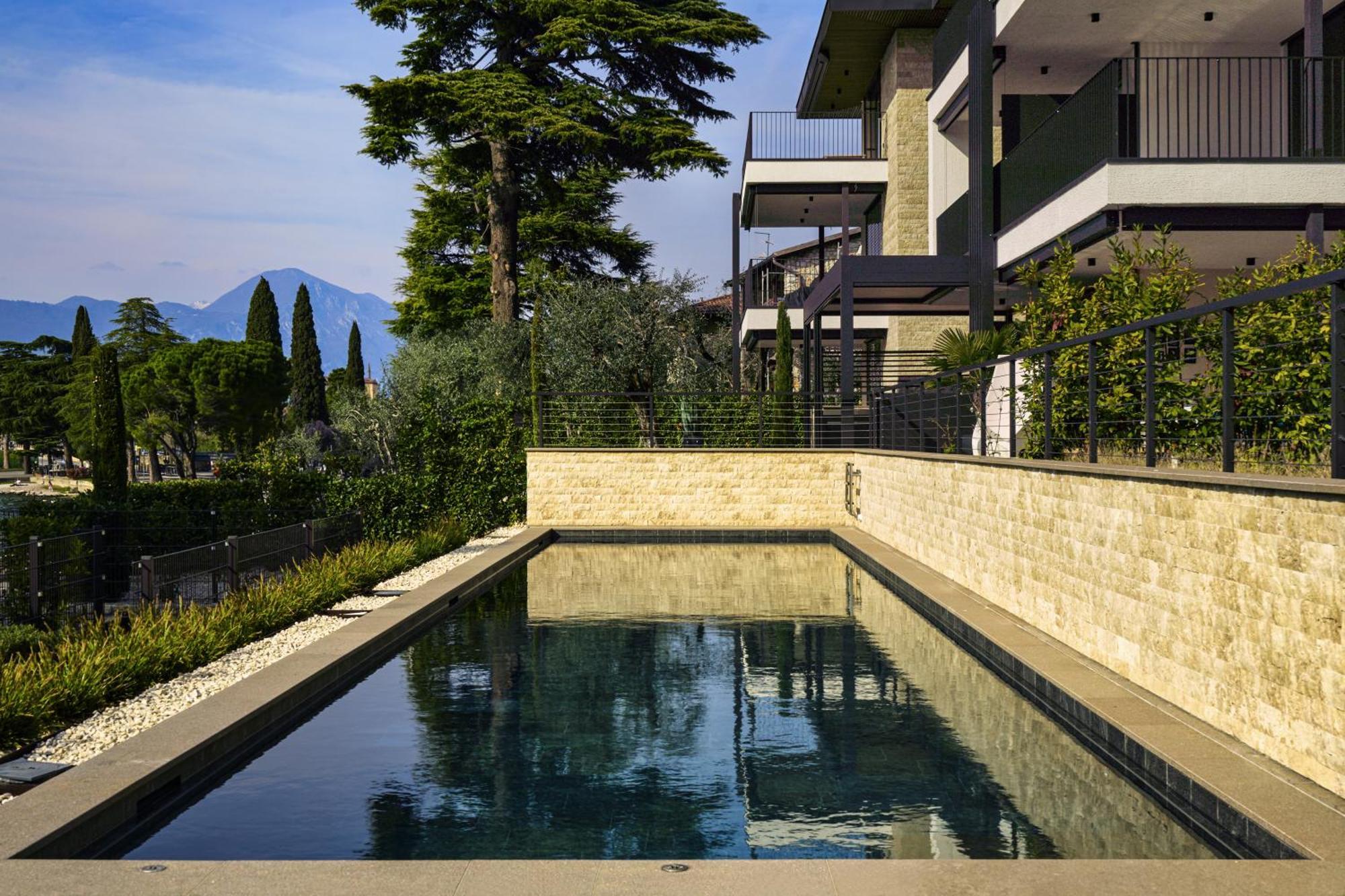 Salvatorehomes - Luxurious Dreamview Waterfront Apartment In Torri Del Benaco With Pool - Casa Azura - A 5 Star Luxury Collection At Lake Garda Ngoại thất bức ảnh
