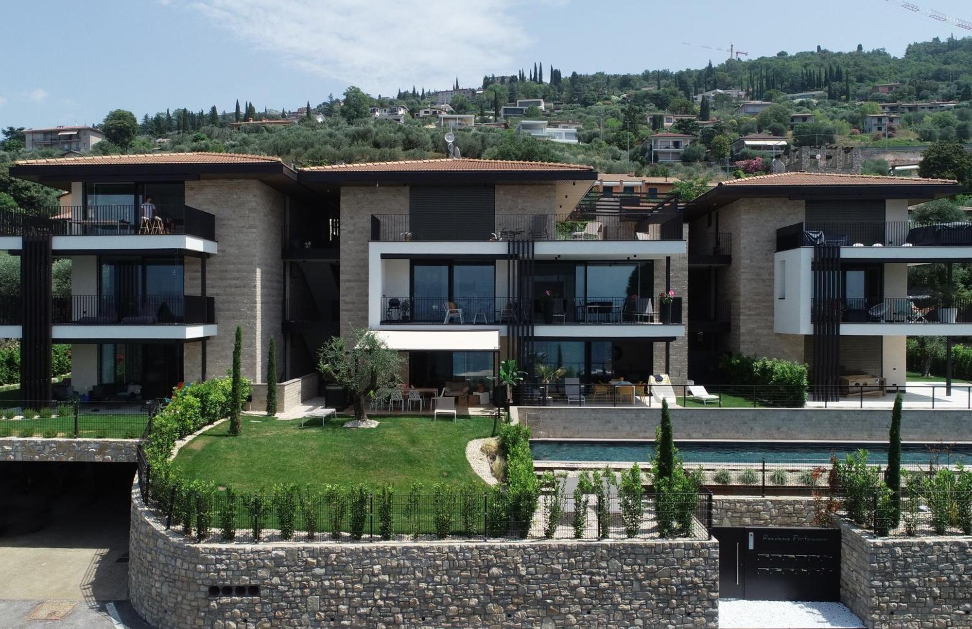 Salvatorehomes - Luxurious Dreamview Waterfront Apartment In Torri Del Benaco With Pool - Casa Azura - A 5 Star Luxury Collection At Lake Garda Ngoại thất bức ảnh