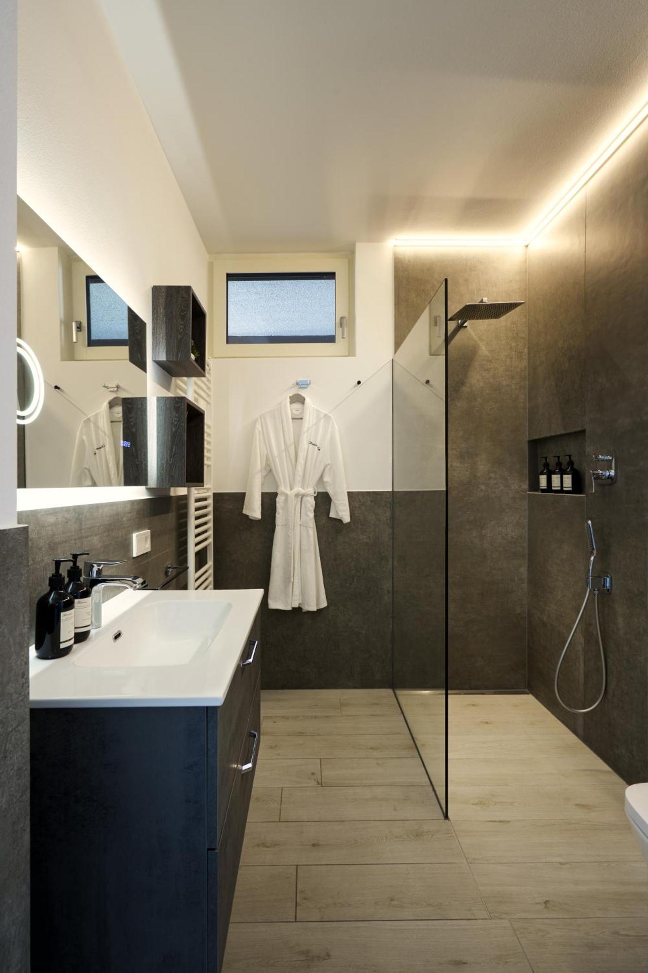 Salvatorehomes - Luxurious Dreamview Waterfront Apartment In Torri Del Benaco With Pool - Casa Azura - A 5 Star Luxury Collection At Lake Garda Ngoại thất bức ảnh