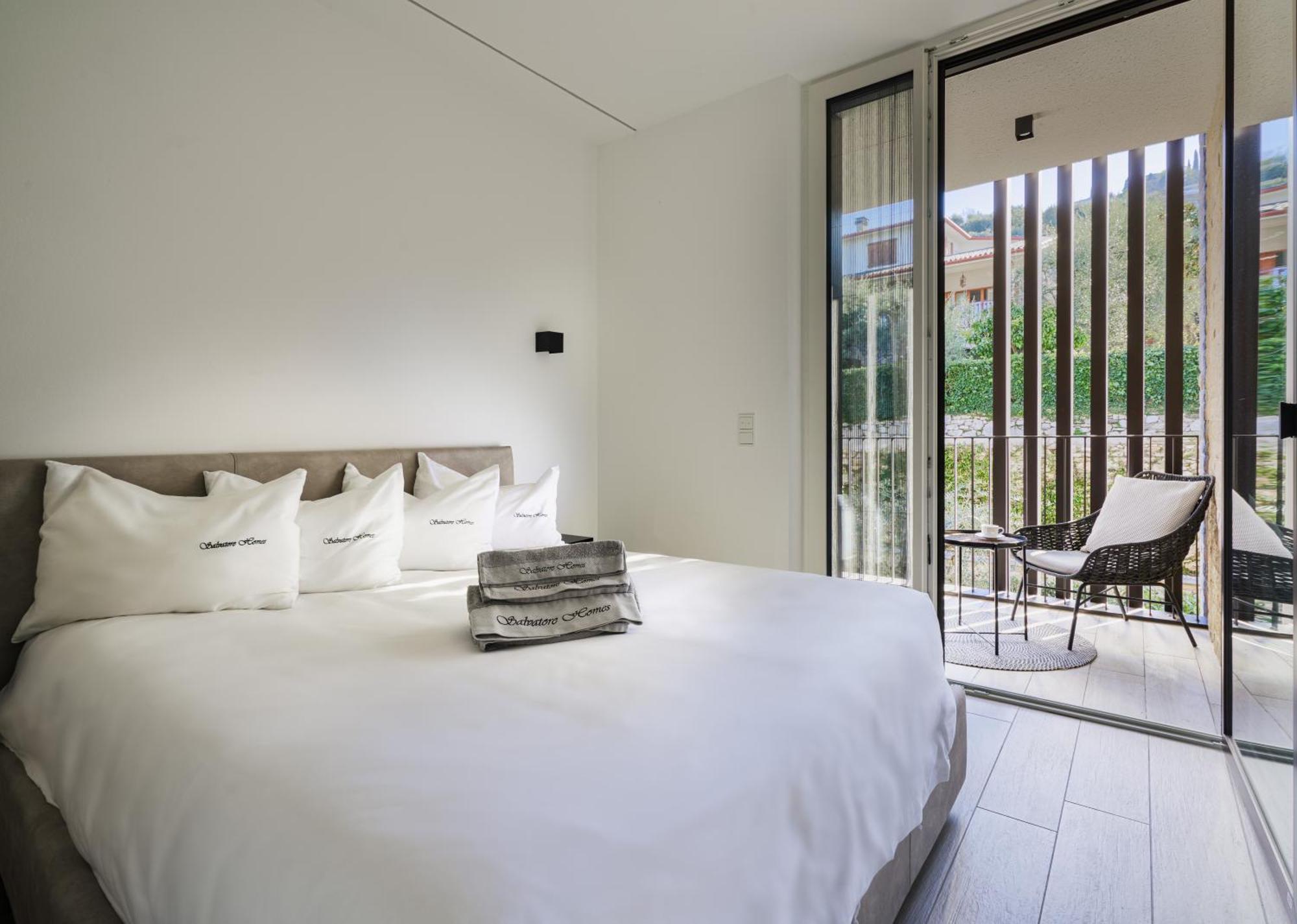 Salvatorehomes - Luxurious Dreamview Waterfront Apartment In Torri Del Benaco With Pool - Casa Azura - A 5 Star Luxury Collection At Lake Garda Ngoại thất bức ảnh