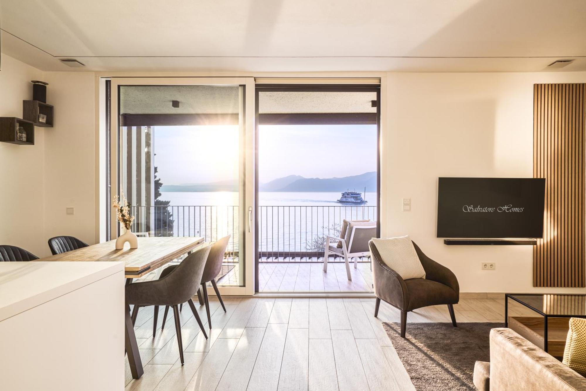 Salvatorehomes - Luxurious Dreamview Waterfront Apartment In Torri Del Benaco With Pool - Casa Azura - A 5 Star Luxury Collection At Lake Garda Ngoại thất bức ảnh