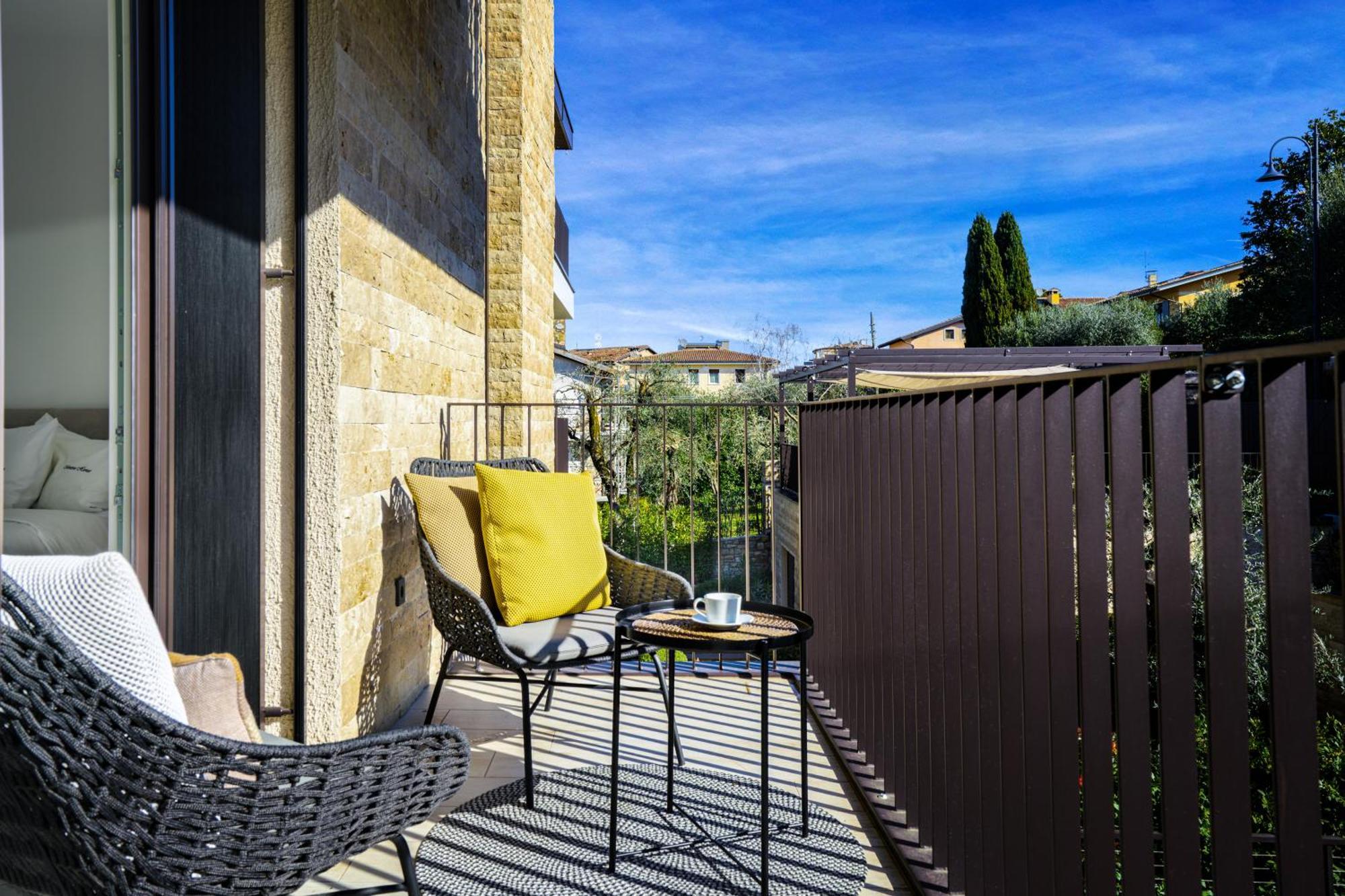 Salvatorehomes - Luxurious Dreamview Waterfront Apartment In Torri Del Benaco With Pool - Casa Azura - A 5 Star Luxury Collection At Lake Garda Ngoại thất bức ảnh