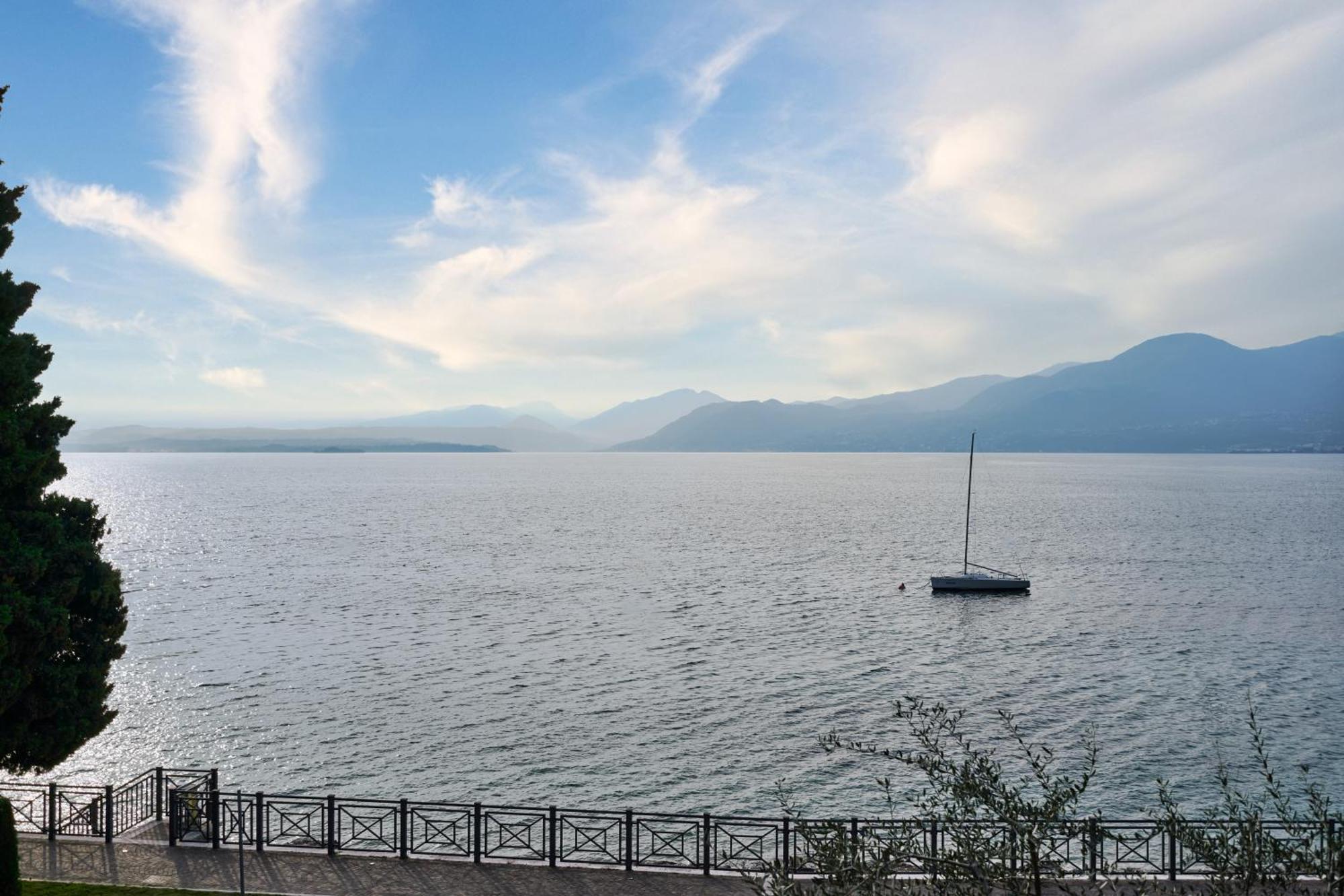 Salvatorehomes - Luxurious Dreamview Waterfront Apartment In Torri Del Benaco With Pool - Casa Azura - A 5 Star Luxury Collection At Lake Garda Ngoại thất bức ảnh