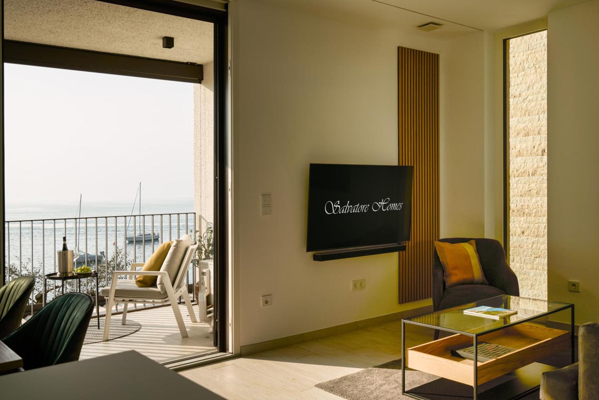 Salvatorehomes - Luxurious Dreamview Waterfront Apartment In Torri Del Benaco With Pool - Casa Azura - A 5 Star Luxury Collection At Lake Garda Ngoại thất bức ảnh