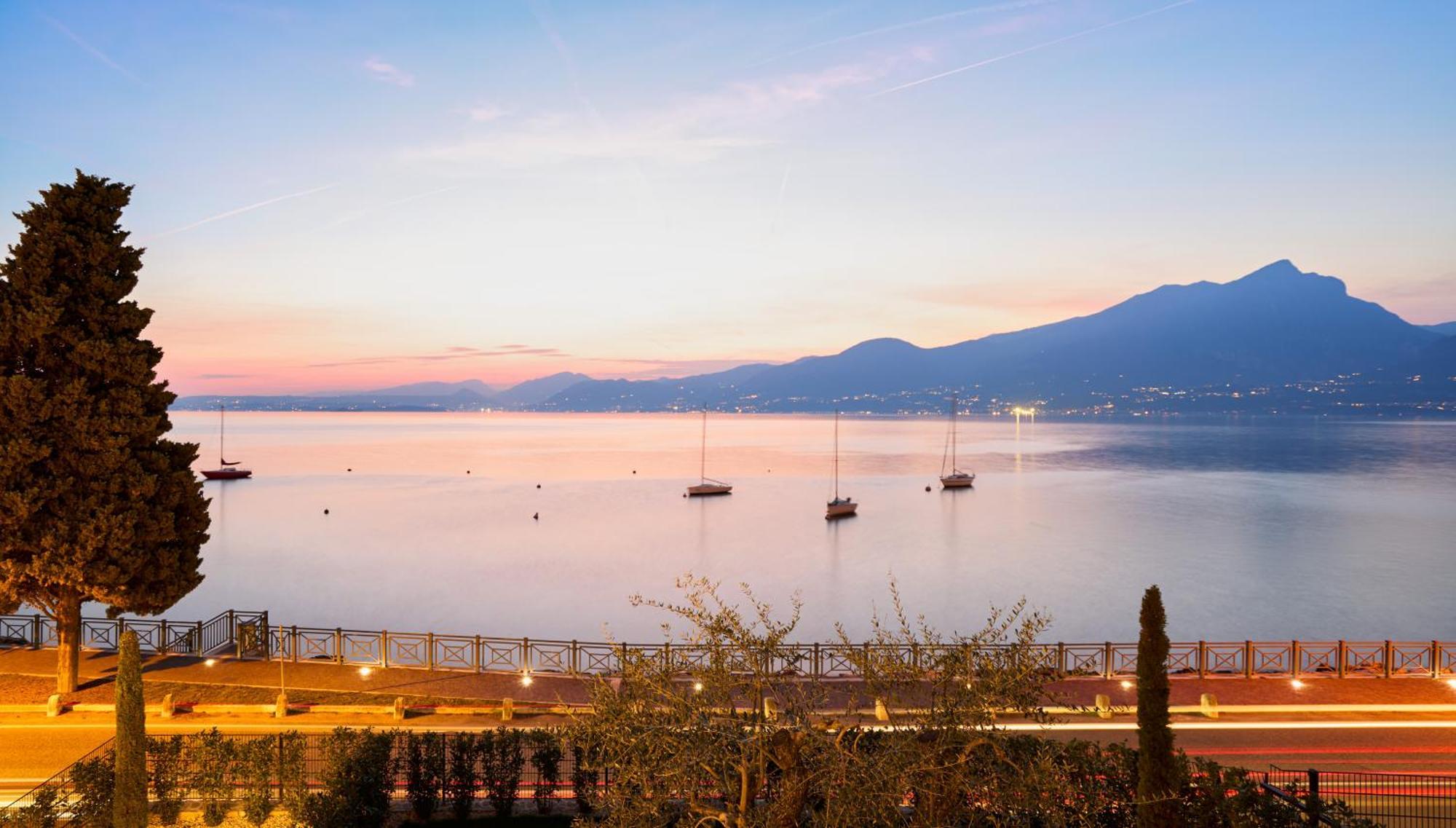 Salvatorehomes - Luxurious Dreamview Waterfront Apartment In Torri Del Benaco With Pool - Casa Azura - A 5 Star Luxury Collection At Lake Garda Ngoại thất bức ảnh