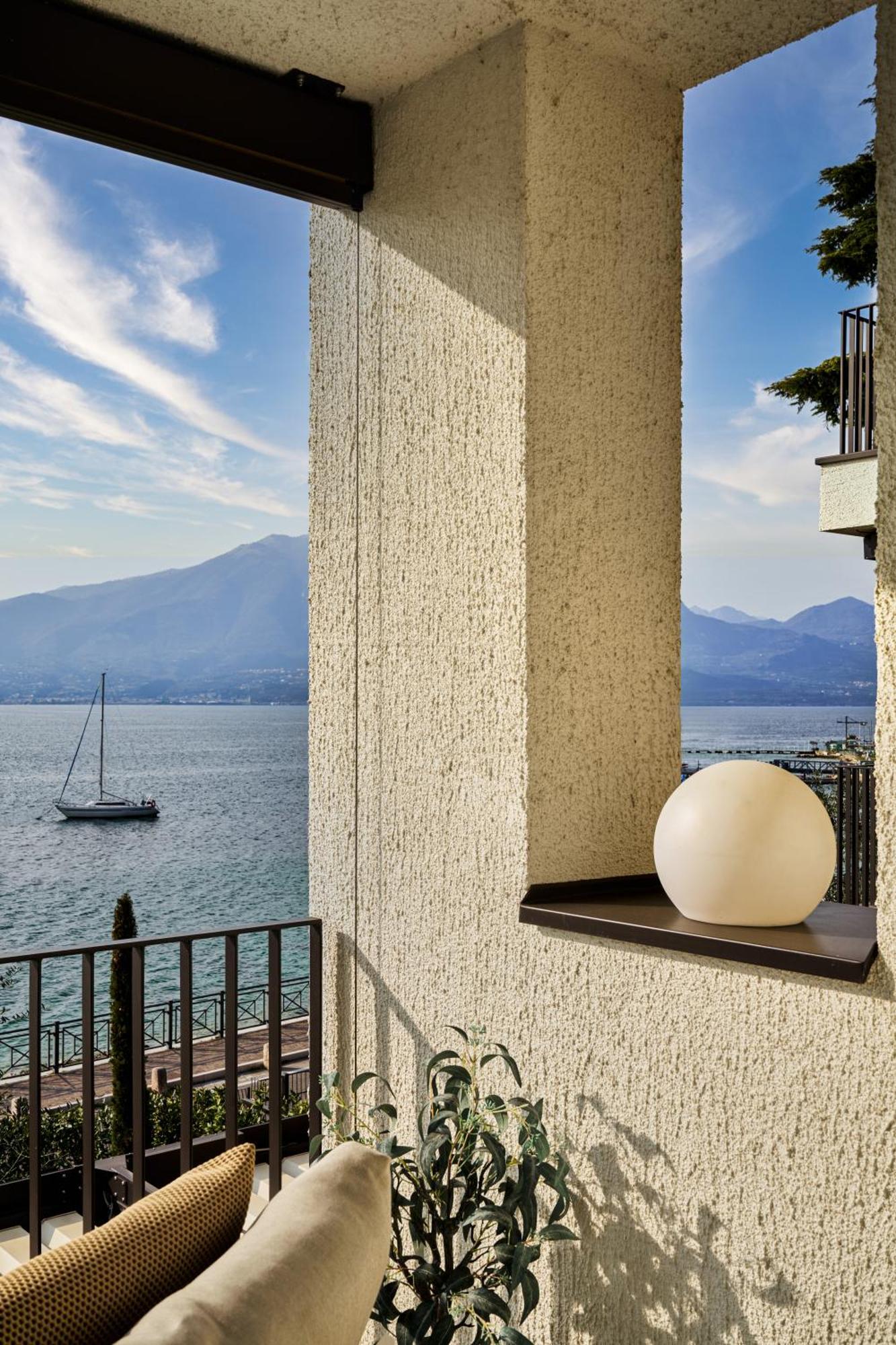 Salvatorehomes - Luxurious Dreamview Waterfront Apartment In Torri Del Benaco With Pool - Casa Azura - A 5 Star Luxury Collection At Lake Garda Ngoại thất bức ảnh