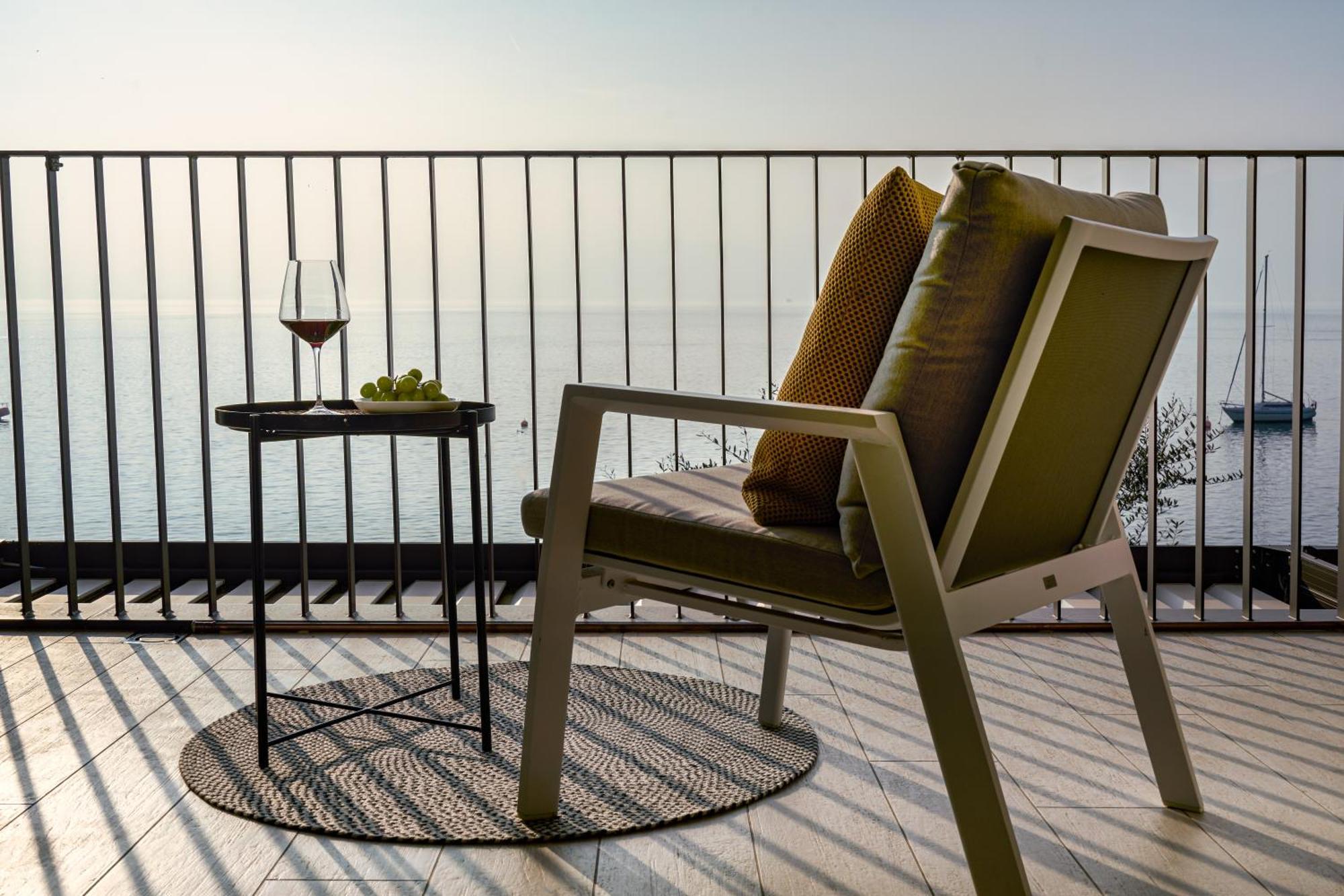 Salvatorehomes - Luxurious Dreamview Waterfront Apartment In Torri Del Benaco With Pool - Casa Azura - A 5 Star Luxury Collection At Lake Garda Ngoại thất bức ảnh